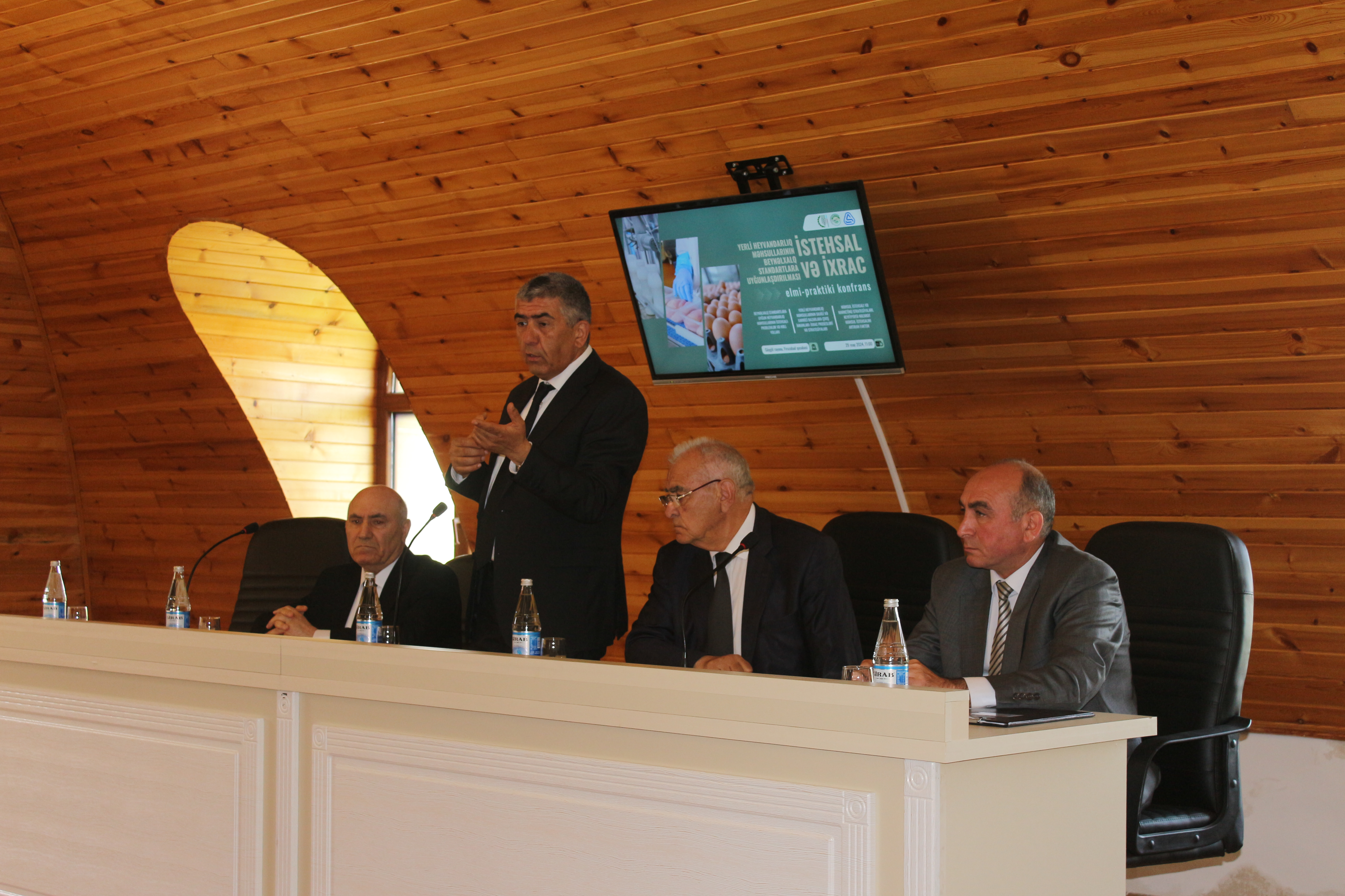 “Yerli heyvandarlıq məhsullarının beynəlxalq standartlara uyğunlaşdırılması: istehsal və ixrac” adlı elmi-praktiki konfrans keçirilib.
